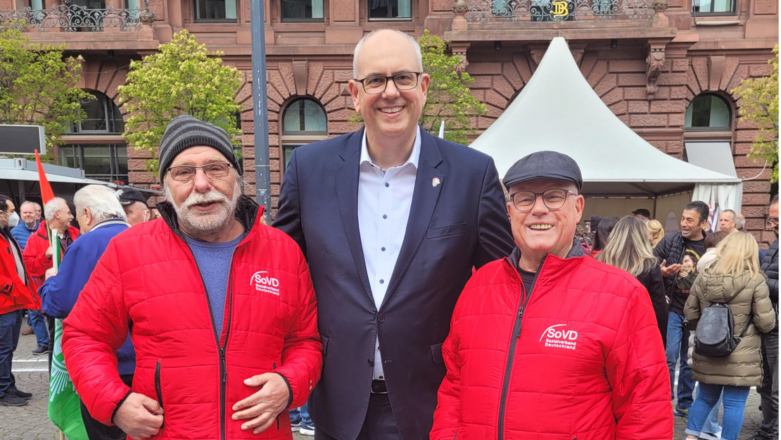 Auf dem Bremer Domshof trafen sich Landesschriftführer Klaus Möhle, Bürgermeister Dr. Andreas Bovenschulte sowie der 1. Vorsitzende Joachim Wittrien