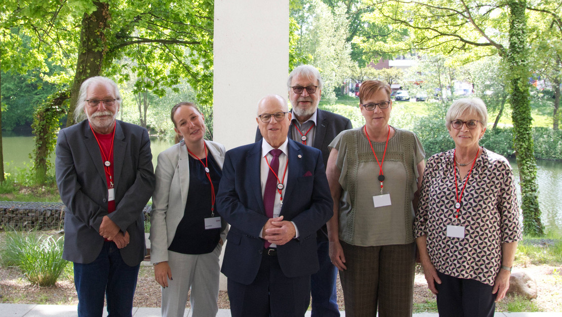 Der frisch gewählte sechsköpfige geschäftsführende Vorstand steht vor einer Baumgruppe des Rote-Kreuz-Krankenhauses.