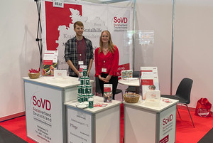 Am Messestand des Landesverbands stehen Sascha Wittenberg und Jana Püttmann (von links)