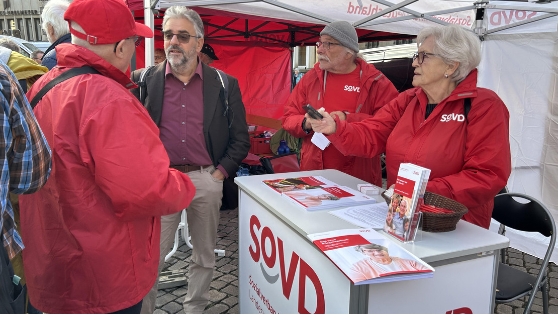 Im Gespräch am Infostand des Landesverbands sind von links zu sehen der 1. Landesvorsitzende Joachim Wittrien, Prof. Dr. Heinz Rothgang, Landesschatzmeister Klaus Möhle und Landesschriftführerin Edith Wittrien.