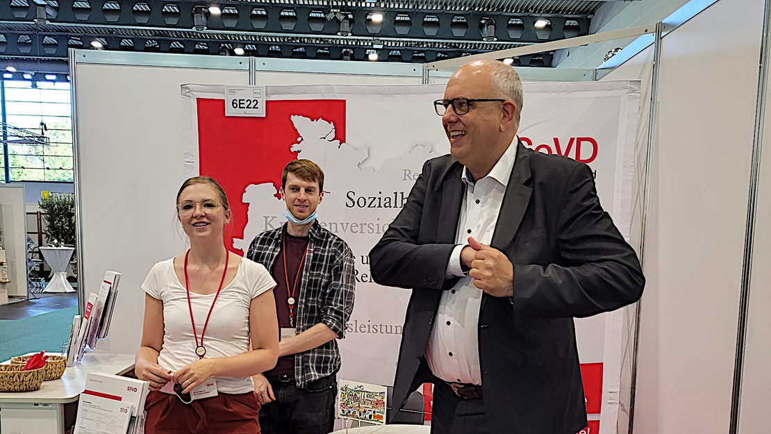 Am Stand des Landesverbands stehen von links Lena-Carolin Schwegmann und Sascha Wittenberg und der Bremer Bürgermeister Dr. Andreas Bovenschulte