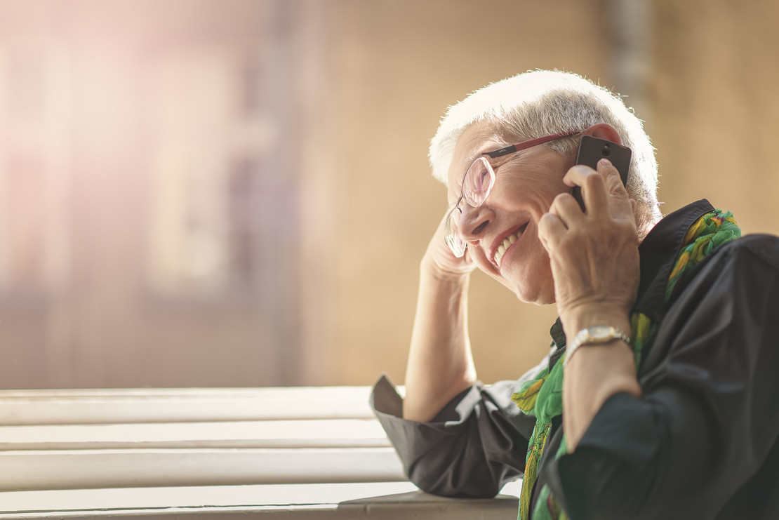 Frau am Telefon