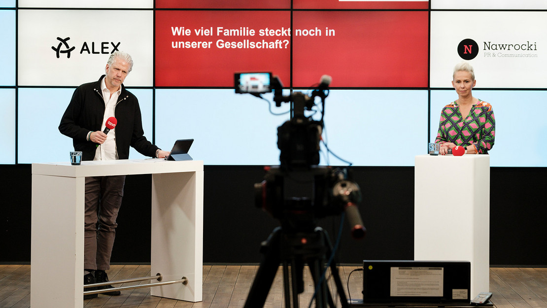 Ein Mann und eine Frau im Studio vor der Kamera