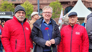 Nach der Kundgebung tragen sich Landesschriftführer Klaus Möhle, Joachim Schuster sowie der 1. Vorsitzende Joachim Wittrien (von links)