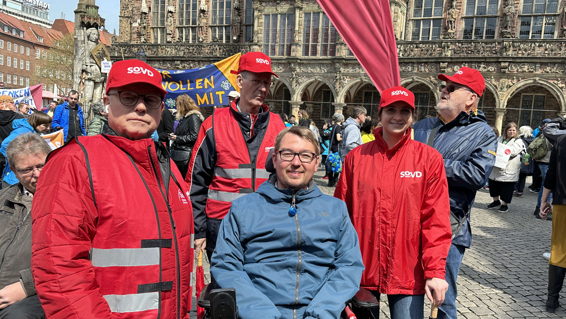 Auf dem Alten Marktplatz trafen sich der 1. Vorsitzende Joachim Wittrien, Jürgen Berger, der Bremer Landesbehindertenbeauftragte Arne Frankenstein, Landesgeschäftsführerin Diana Maleschewski und Ralf Kaiser (von links).