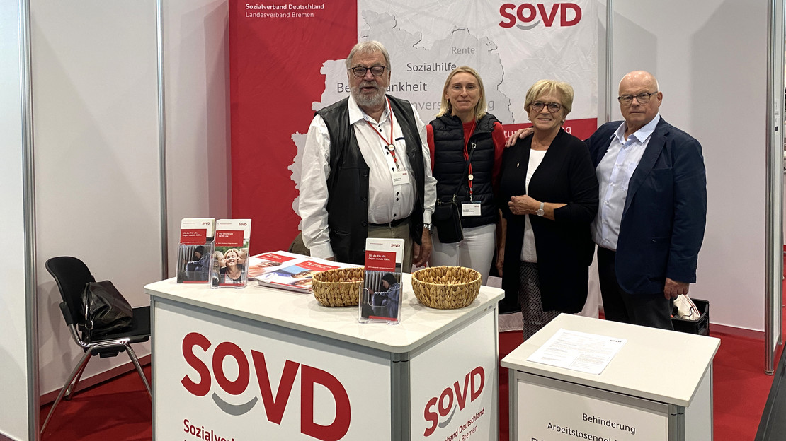 Am Messe-Stand des Landesverbands stehen der zweite Vorsitzende Karl-Otto Harms, Elena Weimer (hauptamtliche Mitarbeiterin), Sprecherin des Orga-Ausschusses Edith Wittrien und der 1. Vorsitzende Joachim Wittrien (von links)