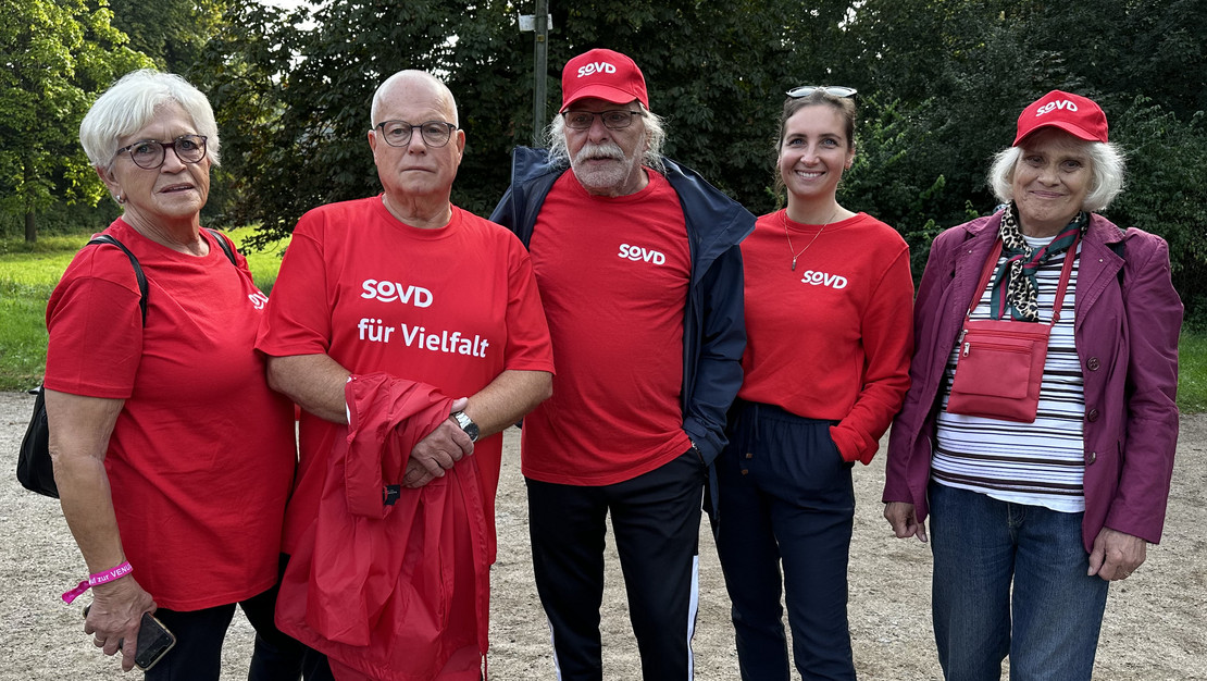 Die Gruppe des Landesverbands im Bürgerpark bestand aus Landesschriftführerin Edith Wittrien, 1. Vorsitzender und SoVD-Vizepräsident Joachim Wittrien, Landesschatzmeister Klaus Möhle, Landesgeschäftsführerin Diana Maleschewski und Mitglied im Landesfrauenausschuss Liane Gransberger (von links).