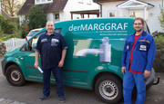 Karl Markgraf und sein Sohn vor dem Firmenauto.