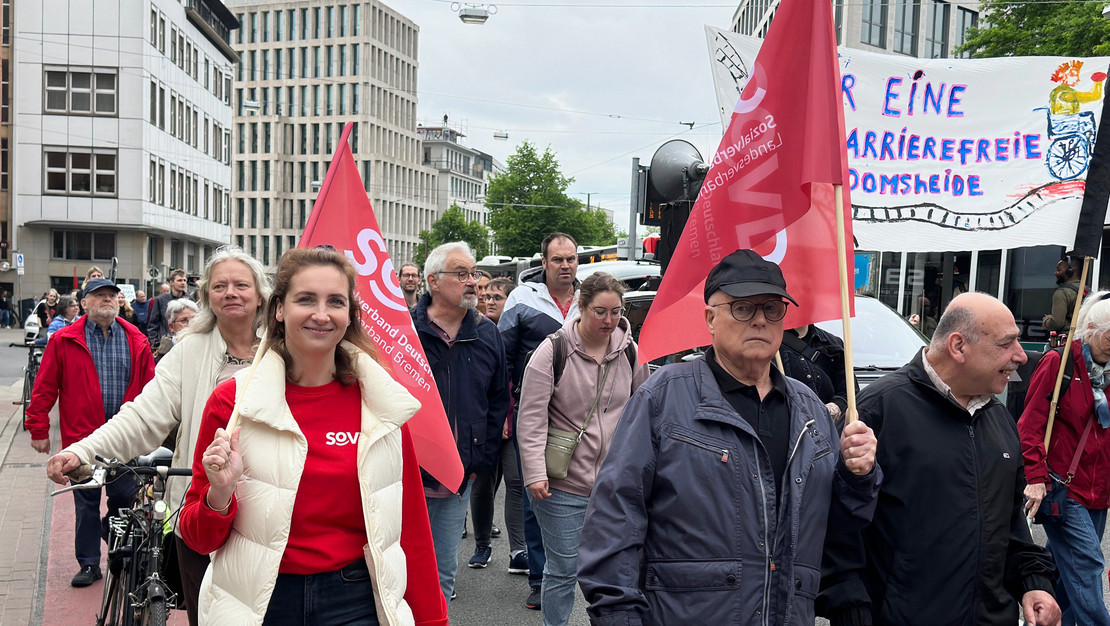 Blick auf den Demozug mit vorn Landesgeschäftsführerin Diana Maleschewski und dem 1. Landesvorsitzenden Joachim Wittrien