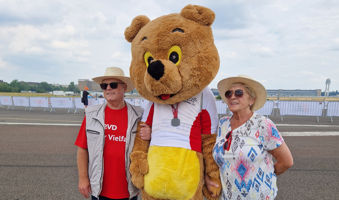 Das Ehepaar Wittrien hat Roland, das Maskottchen des SoVD-Inklusionslaufs, in die Mitte genommen