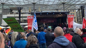 Menschenmenge auf dem Domshof vor dem Sprecherzelt