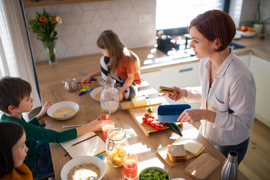 Familie beim Frühstück