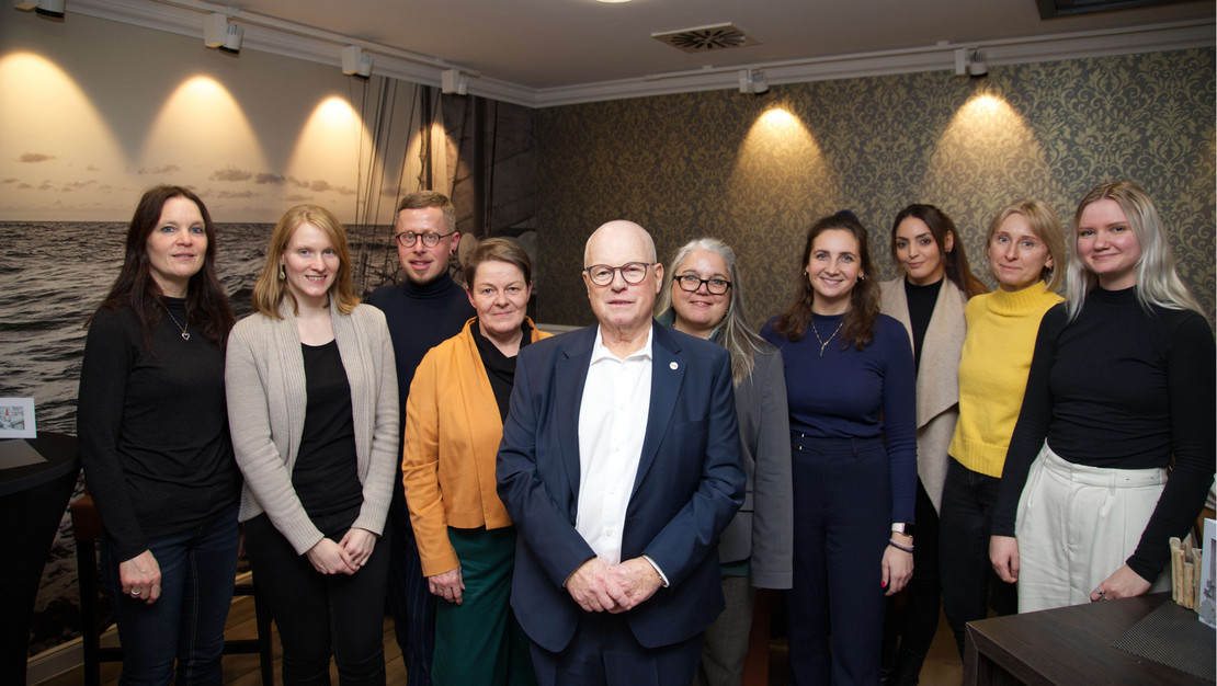 Gruppe der hauptamtlich Tätigen mir Joachim Wittrien und Diana Maleschewski, die als Zweite rechts von ihm steht.