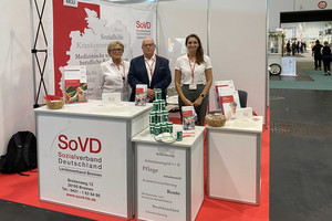 Am Messestand des Landesverbands stehen Edith und Joachim Wittrien sowie Diana Maleschewski (von links)