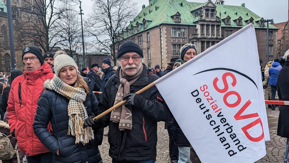 Für den Landesverband schwenkten Landesfrauensprecherin Sara Dahnken und Landesschatzmeister Klaus Möhle auf der Demo die SoVD-Fahne.