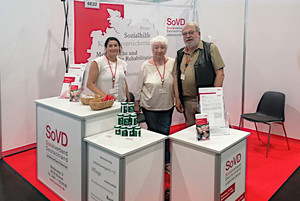 Am Messestand des Landesverbands stehen Semra Kilic, Helga und Karl-Otto Harms (von links).