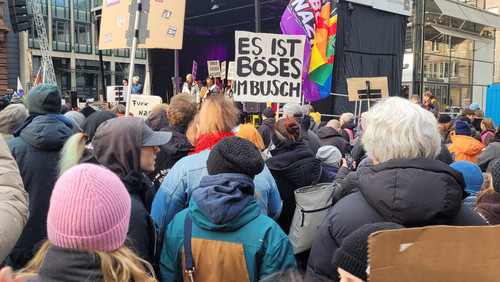 Ein Blick auf die Menschenmenge vor der Bühne auf dem Bremer Marktplatz.