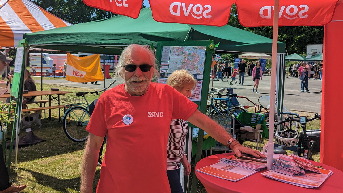 Klaus Möhle am Infostand des Landesverbands